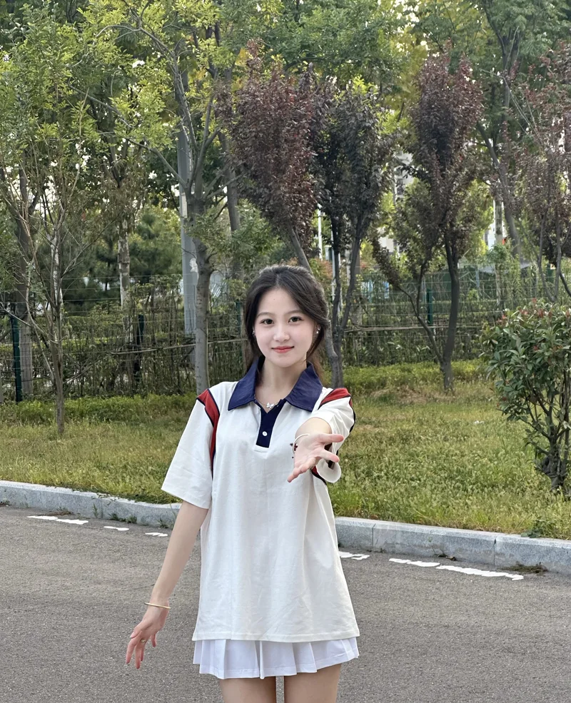 Gái xinh 2k10 có biểu cảm tự nhiên đáng yêu