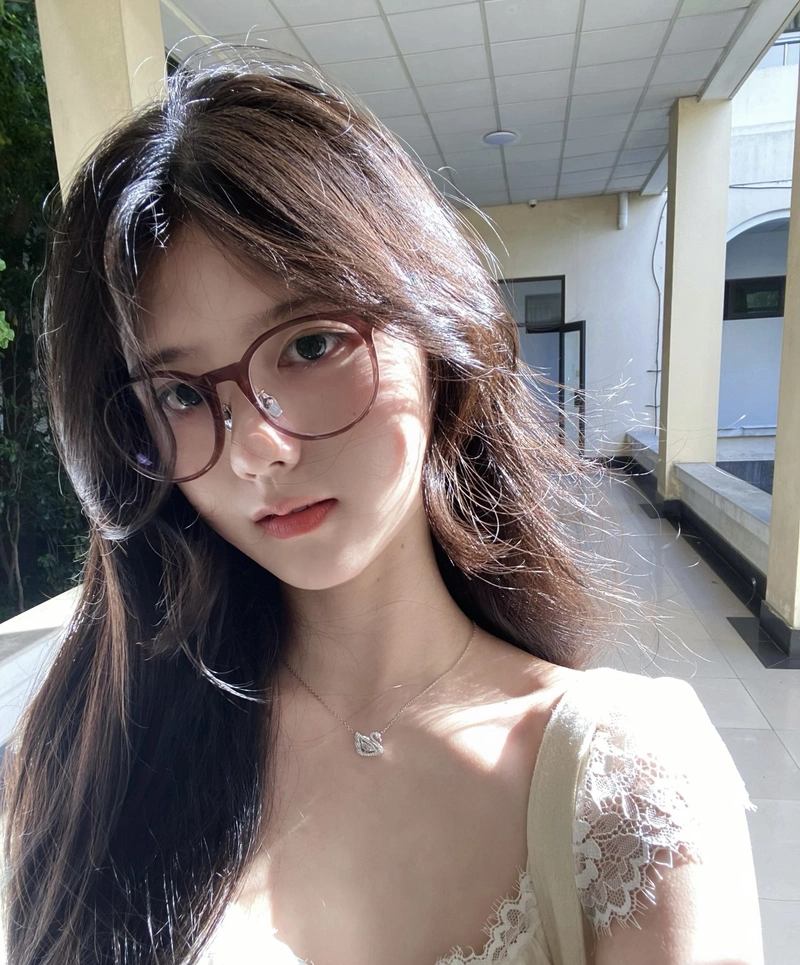 Gái xinh 2k10 với ánh mắt trong trẻo