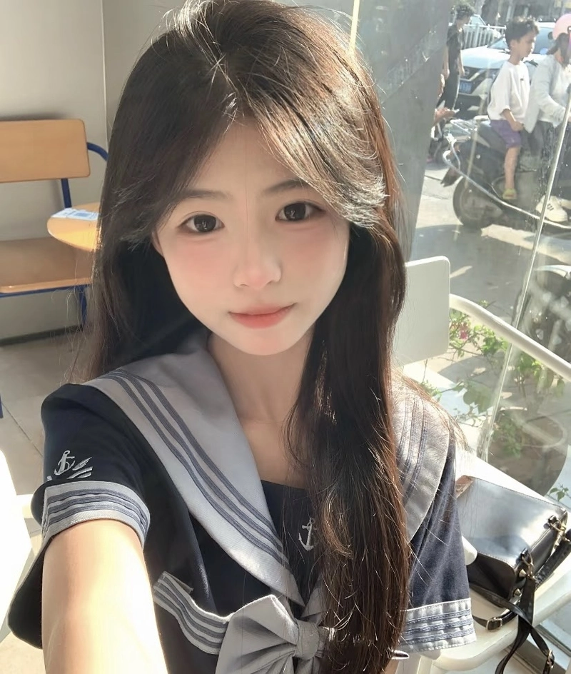 Gái xinh 2k12 với ánh mắt trong trẻo