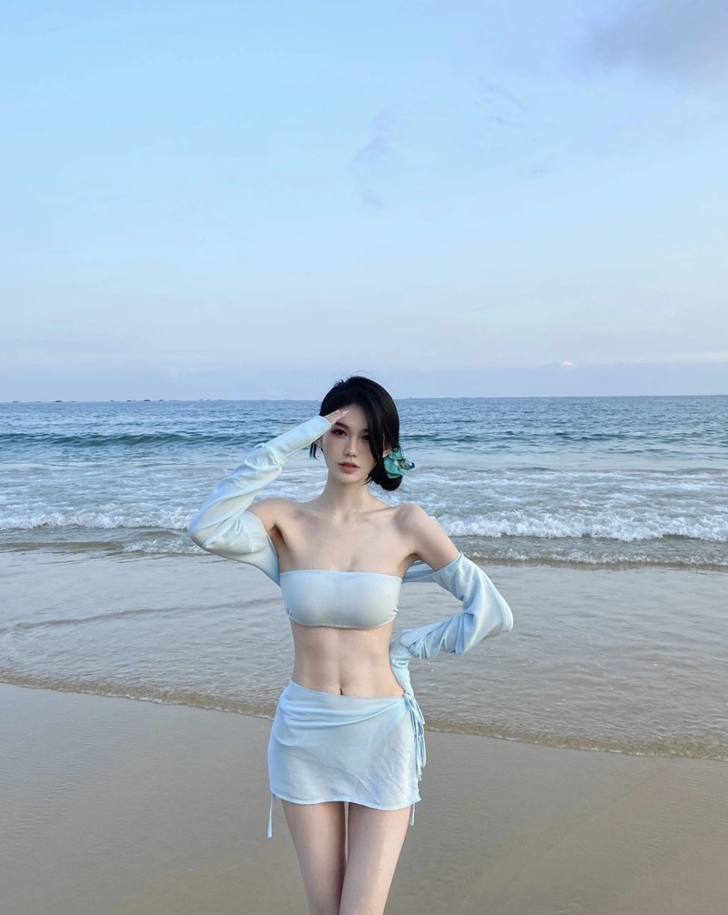 Gái xinh bikini biển khoe dáng chuẩn