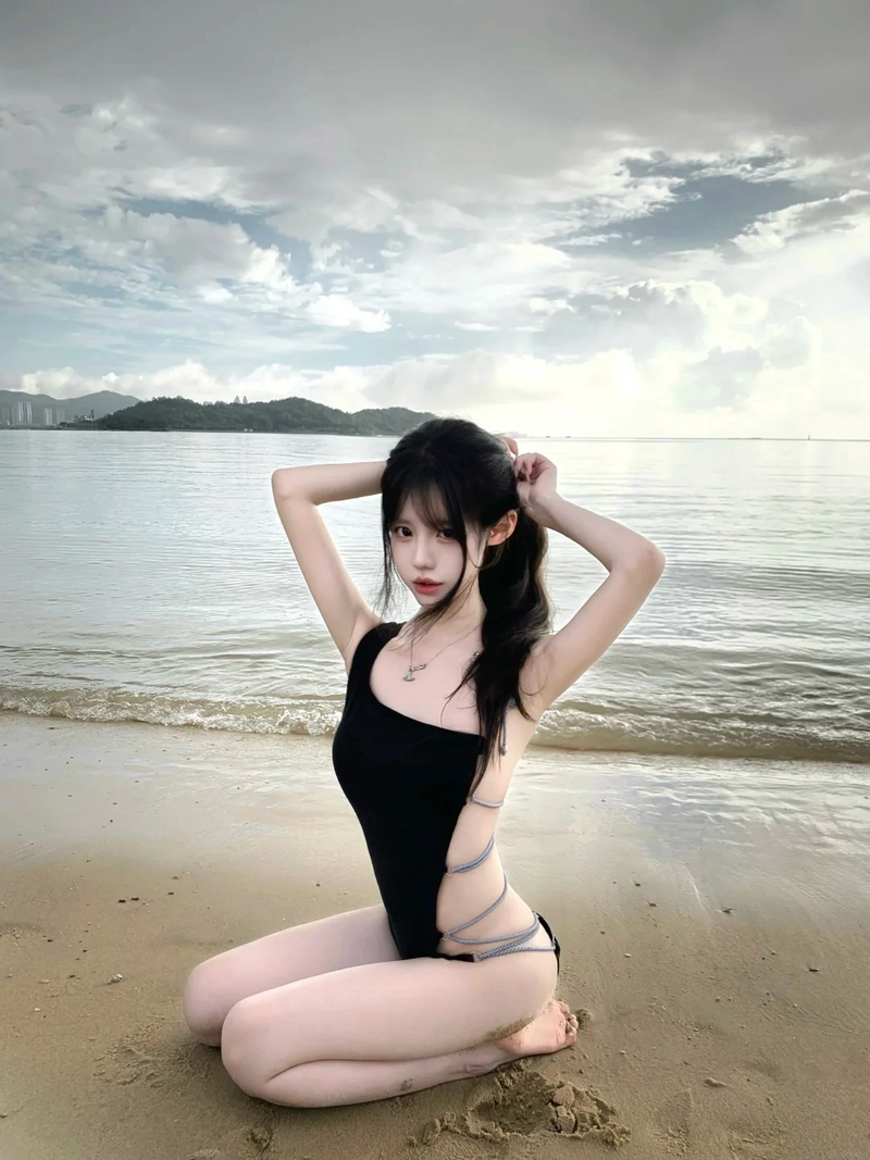 Gái xinh bikini đen phong thái tự tin