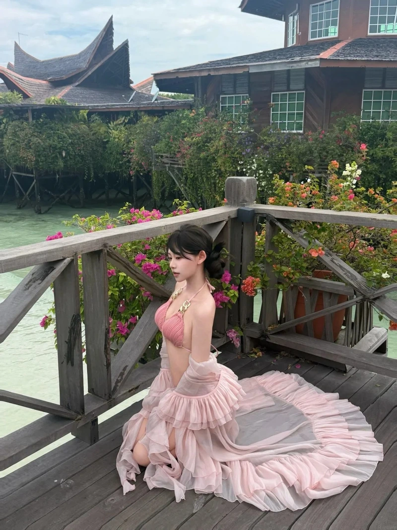 Gái xinh bikini hồng body gợi cảm