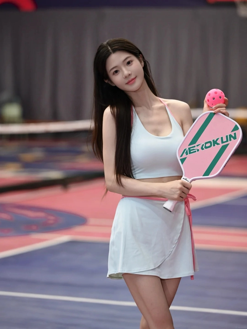 Gái xinh cầm vợt pickleball tươi tắn
