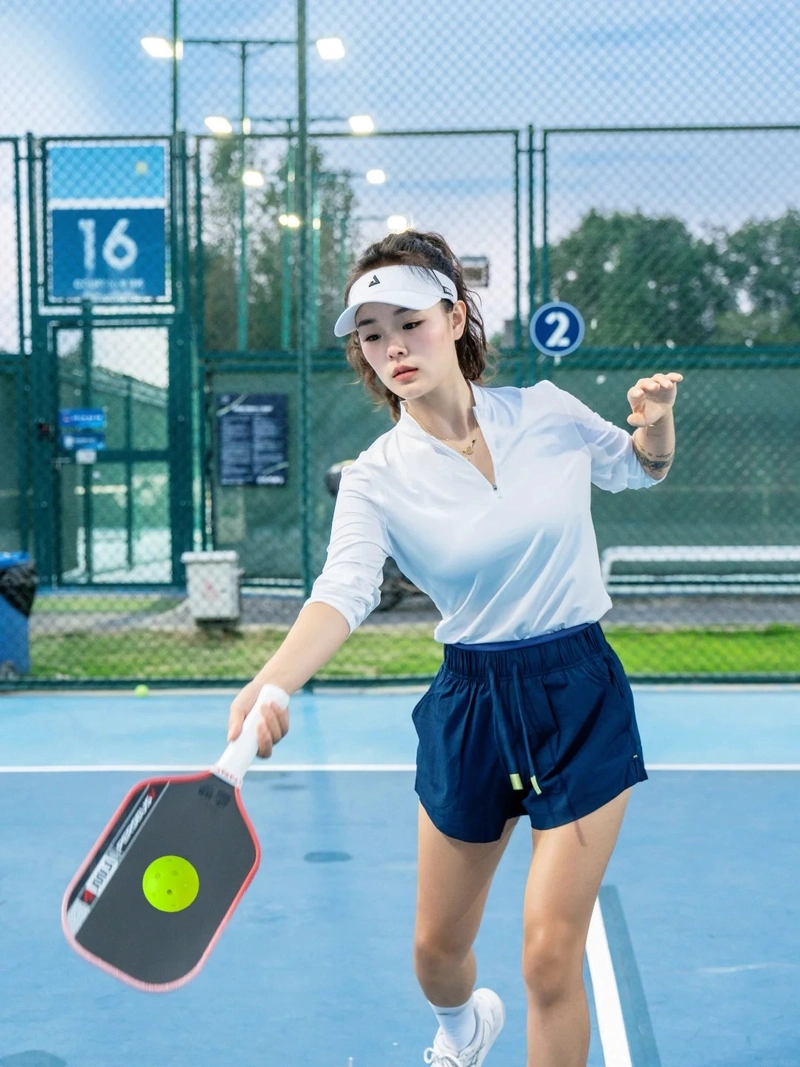 Gái xinh chơi pickleball mái tóc buộc gọn