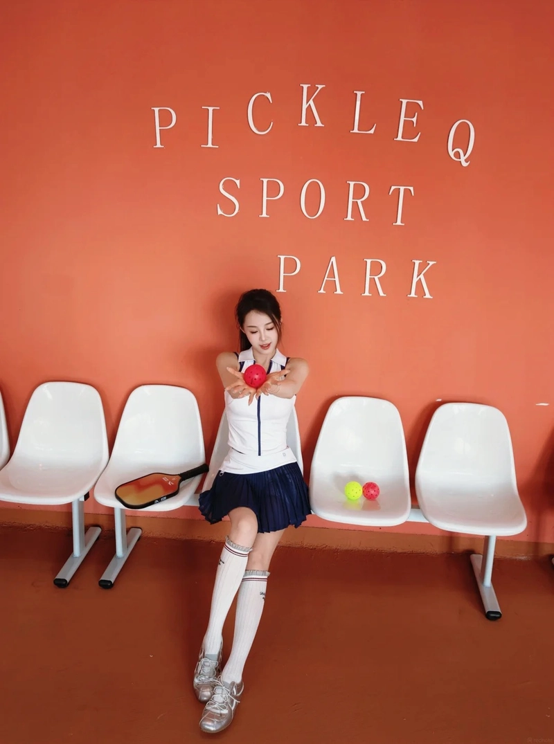 Gái xinh chơi pickleball nét mặt rạng rỡ