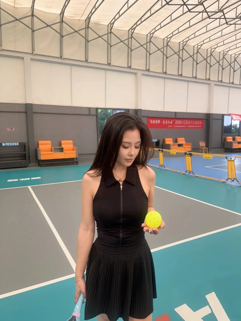 Gái xinh chơi pickleball phong cách thể thao