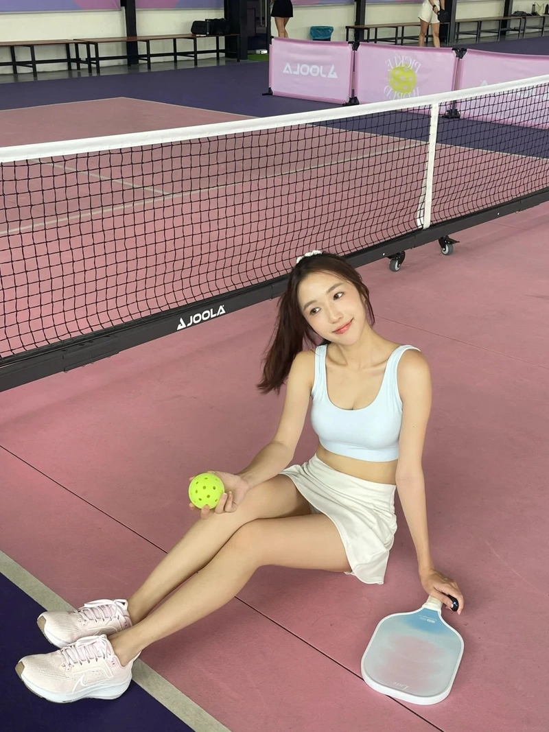 Gái xinh đánh pickleball thần thái nổi bật