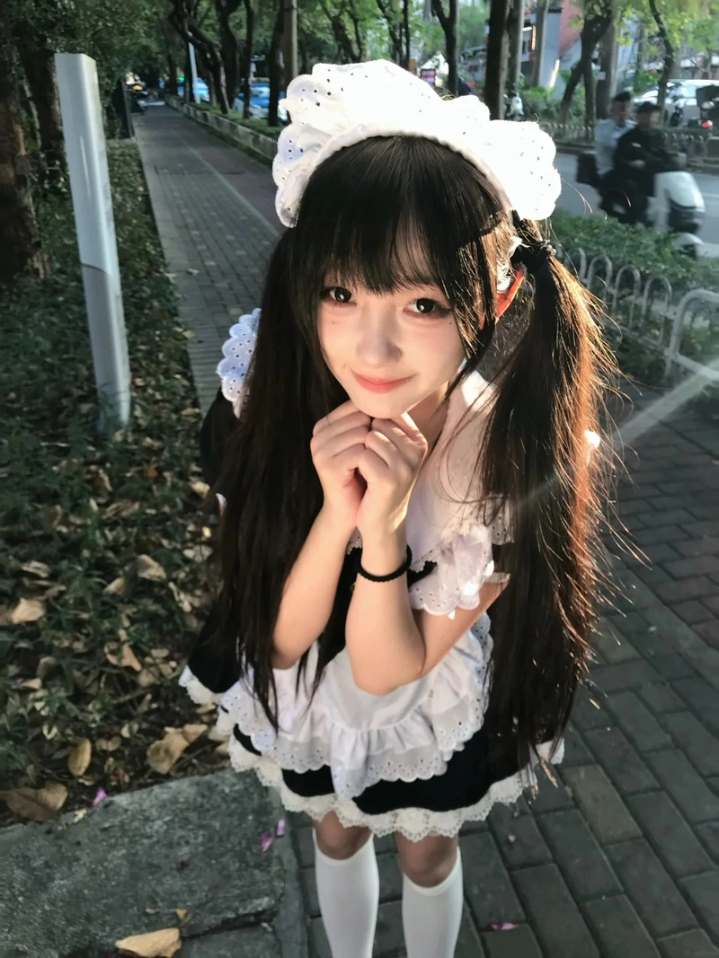 Gái xinh diện đồ hầu gái cổ điển
