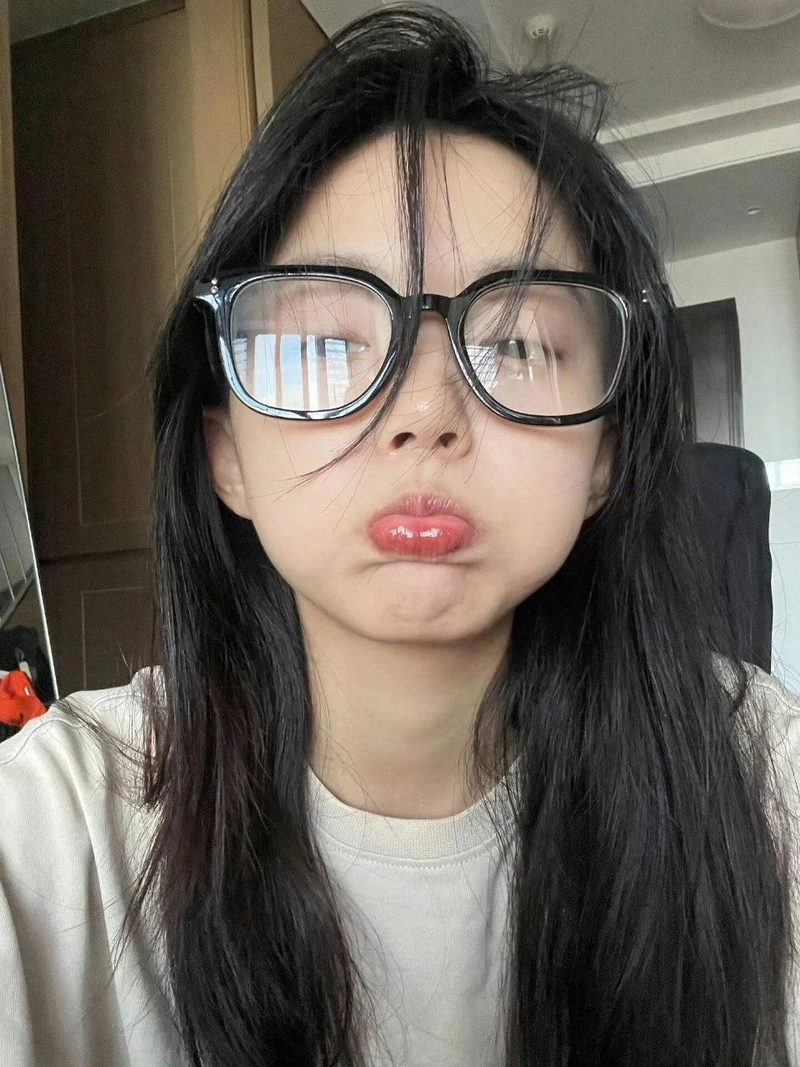 Gái xinh đeo kính dịu dàng nổi bật