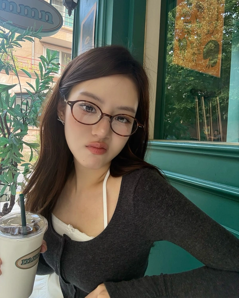 Gái xinh đeo kính duyên dáng trẻ trung