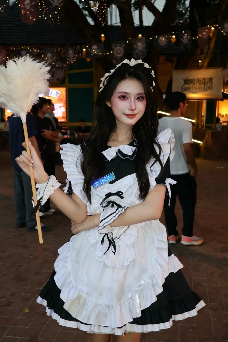 Gái xinh hóa thân hầu gái quyến rũ