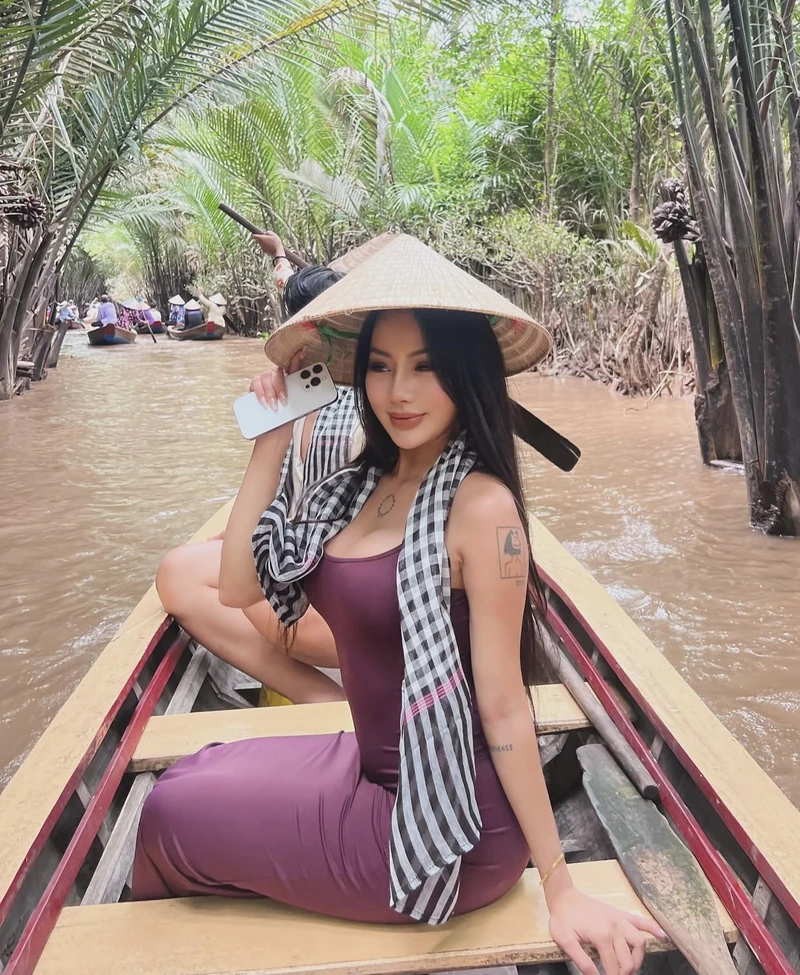 Gái xinh khoe vú to quyến rũ