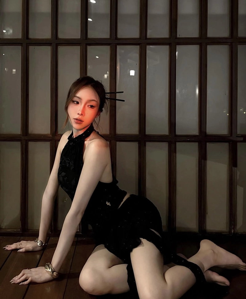 Gái xinh mặc áo yếm nét căng