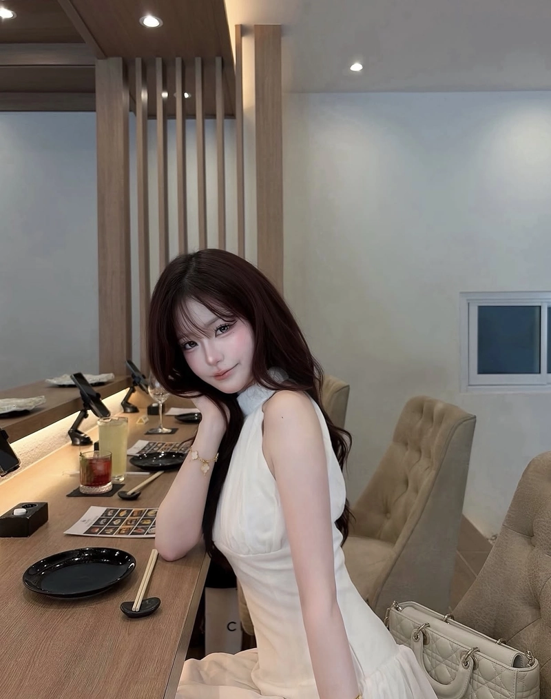 Gái xinh mặc áo yếm ngọt ngào