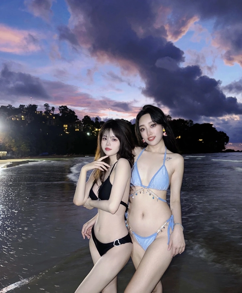 Gái xinh mặc bikini 2 mảnh giữa biển