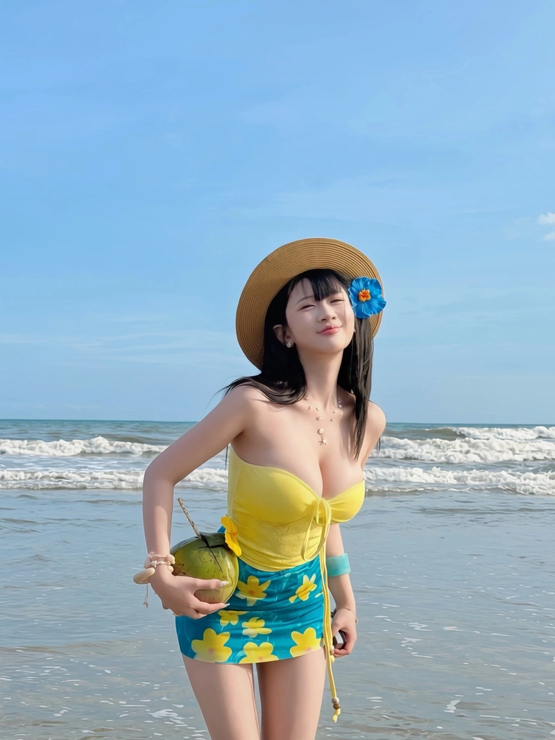 Gái xinh mặc bikini đi biển cuốn hút
