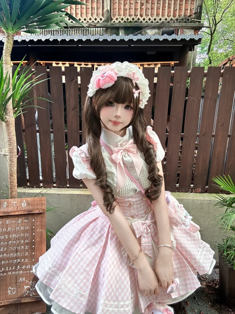 Gái xinh mặc đồ hầu gái màu hồng