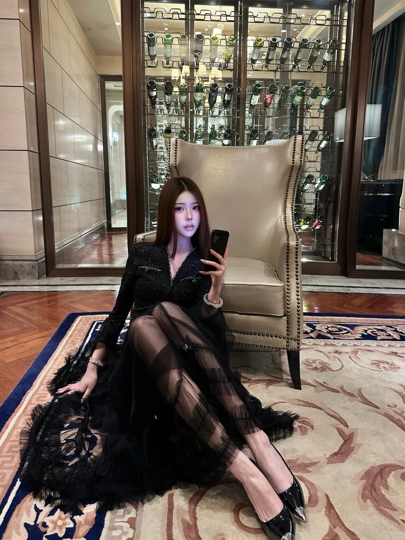 Gái xinh mặc váy lưới gợi cảm khoe vòng ba quyến rũ