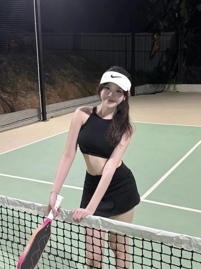 Gái xinh pickleball ánh mắt tập trung