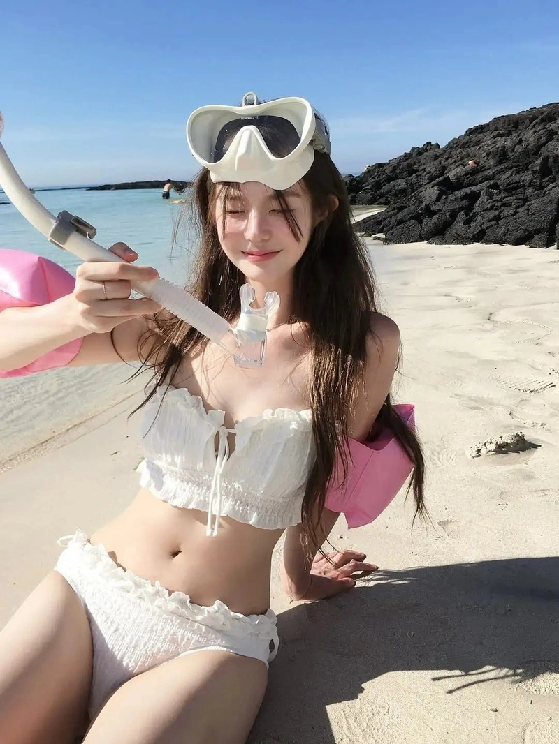 Gái xinh tạo dáng bikini trắng dáng chuẩn