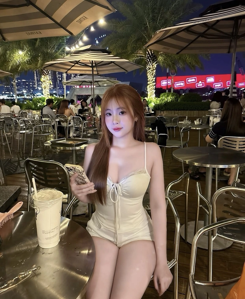 Gái xinh vú nóng bỏng khoe to