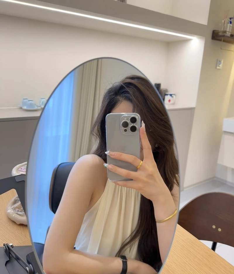 Góc chụp cô gái che mặt bằng điện thoại tự nhiên
