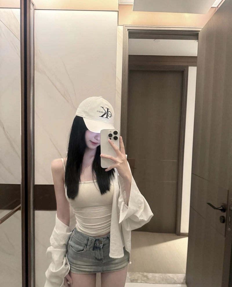 Góc chụp gái xinh tạo dáng trước gương