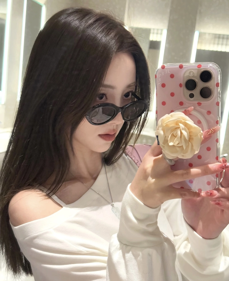 Góc chụp nổi bật của gái khi đứng trước gương
