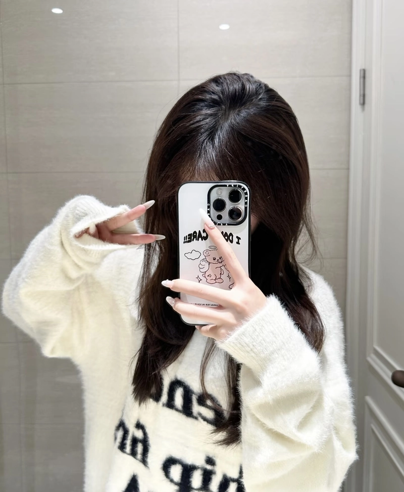 Góc chụp xinh xắn cô gái che mặt bằng điện thoại