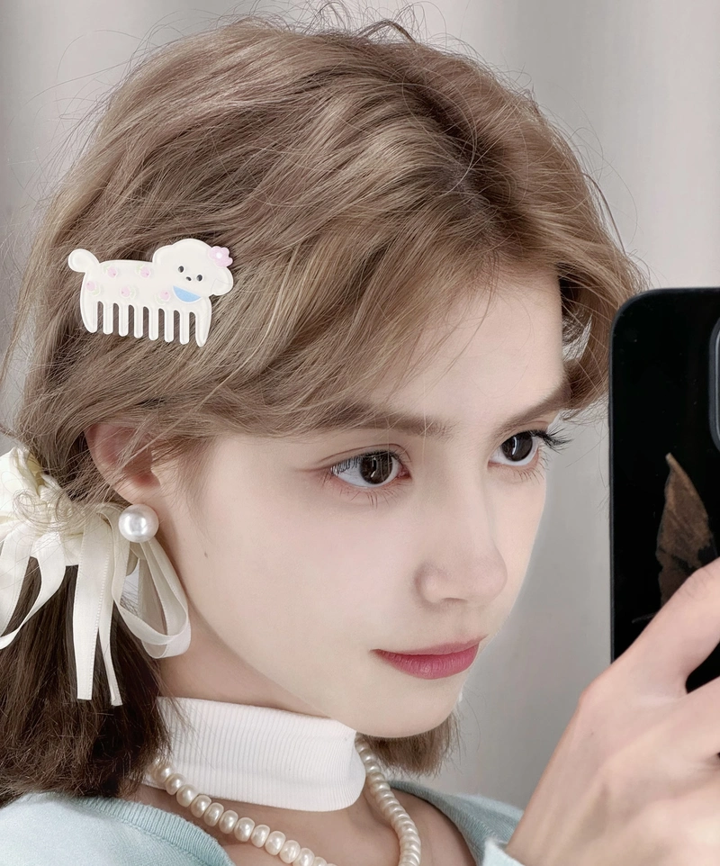 Gương mặt đáng yêu của gái trong ảnh trước gương