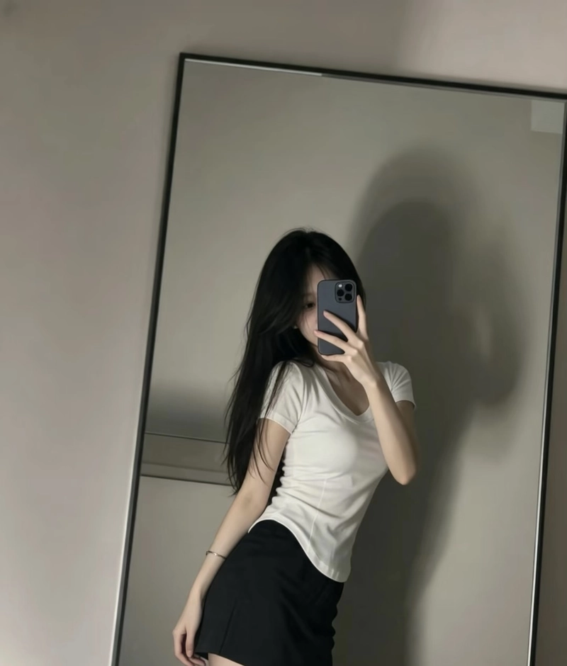 Gương mặt được che kín bằng điện thoại của cô gái