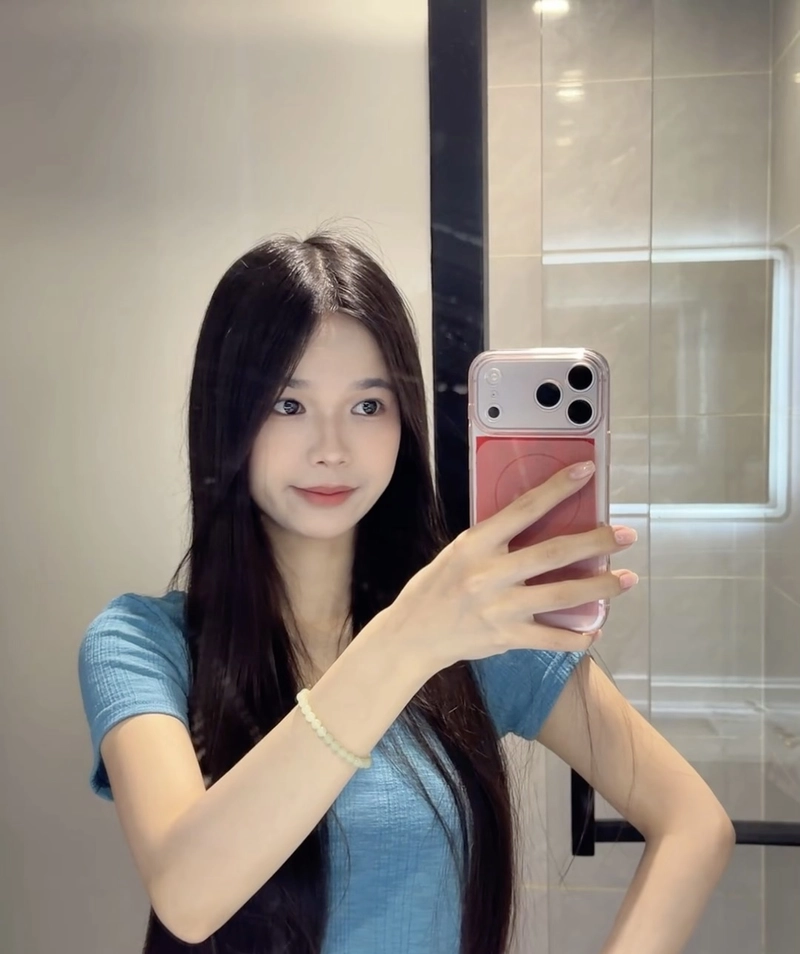 Gương xinh ghi lại khoảnh khắc gái chụp trước gương￼