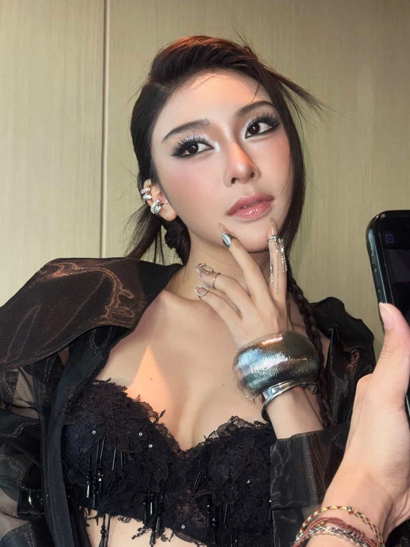 Hình Linh Trương TikToker sexy với mông tròn nóng bỏng