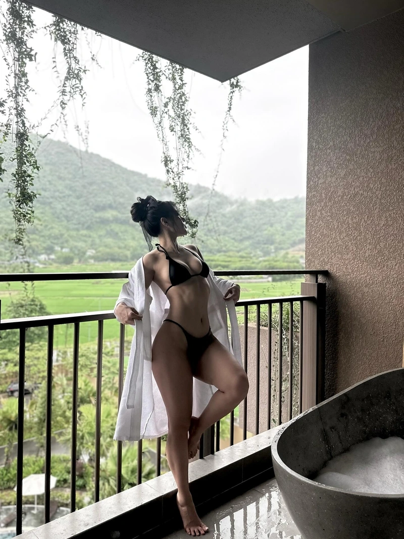 Hình Quỳnh Mai sexy đít tròn đầy nóng bỏng