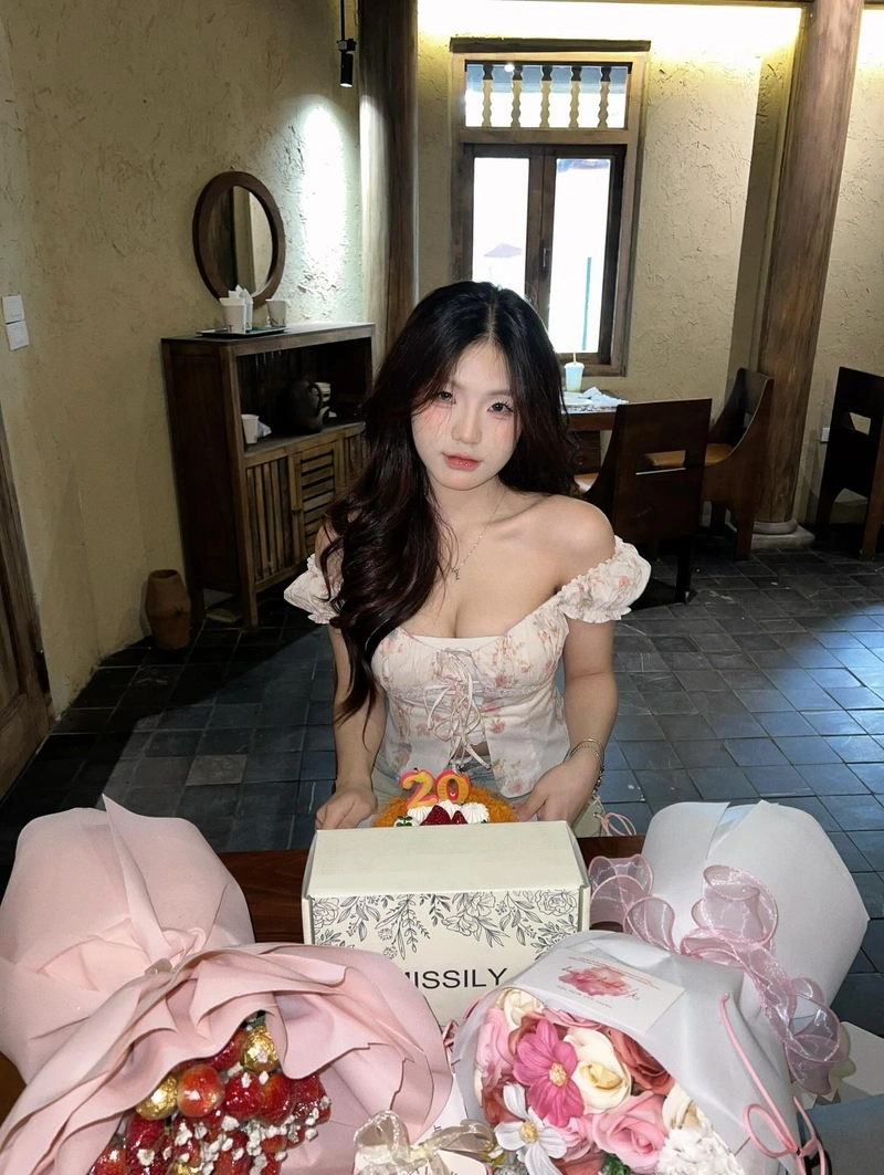Hình TikToker Lanhxinhyeu06 sexy khoe vòng 3 tròn đầy quyến rũ