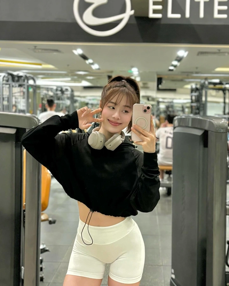 Hình TikToker Quỳnh Mai sexy vòng 1 khủng