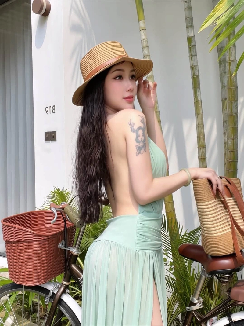 Hình Tuệ Vy gợi dục với mông khủng cuốn hút