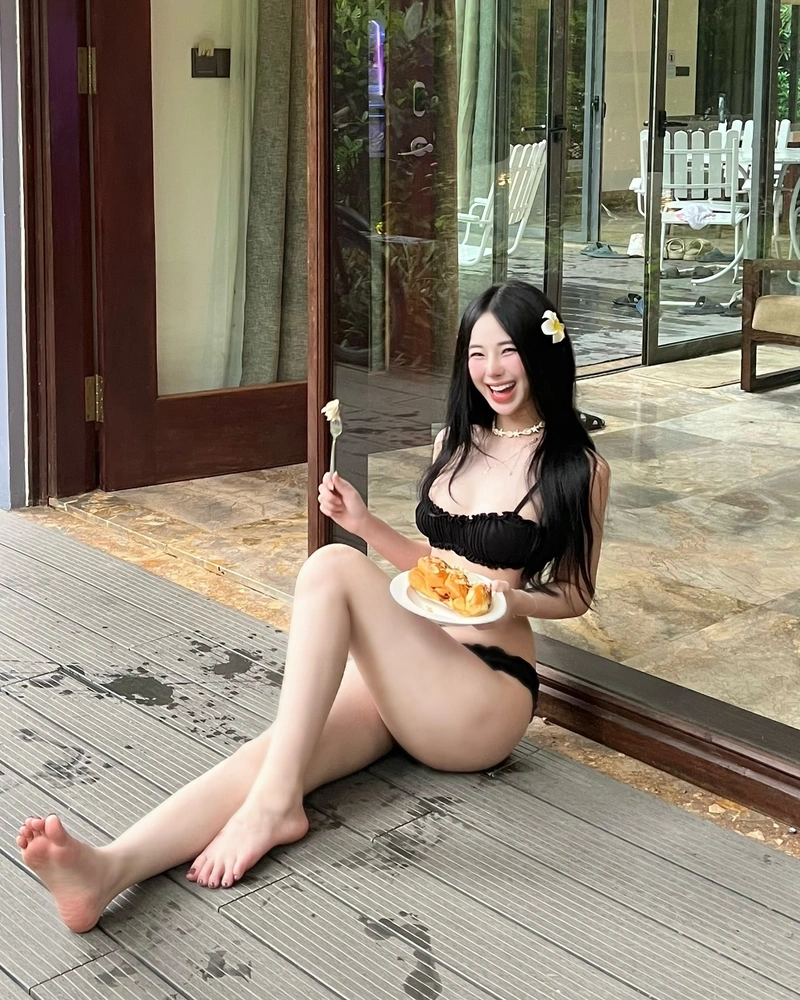 Hình Uyên Ni bikini show hàng nóng bỏng