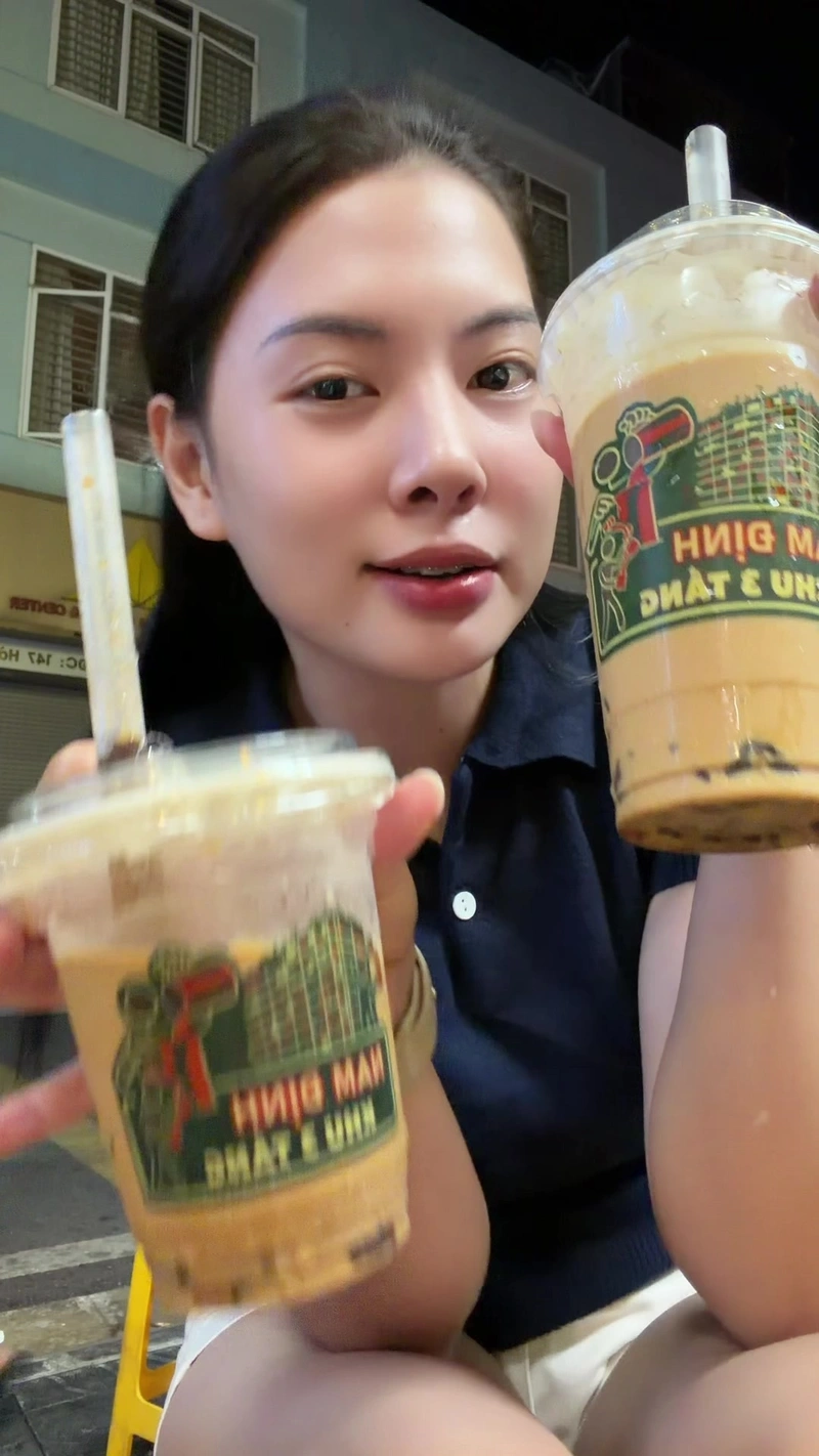 Hình Uyenbeu2006 TikToker sexy lộ mông tròn đầy đặn