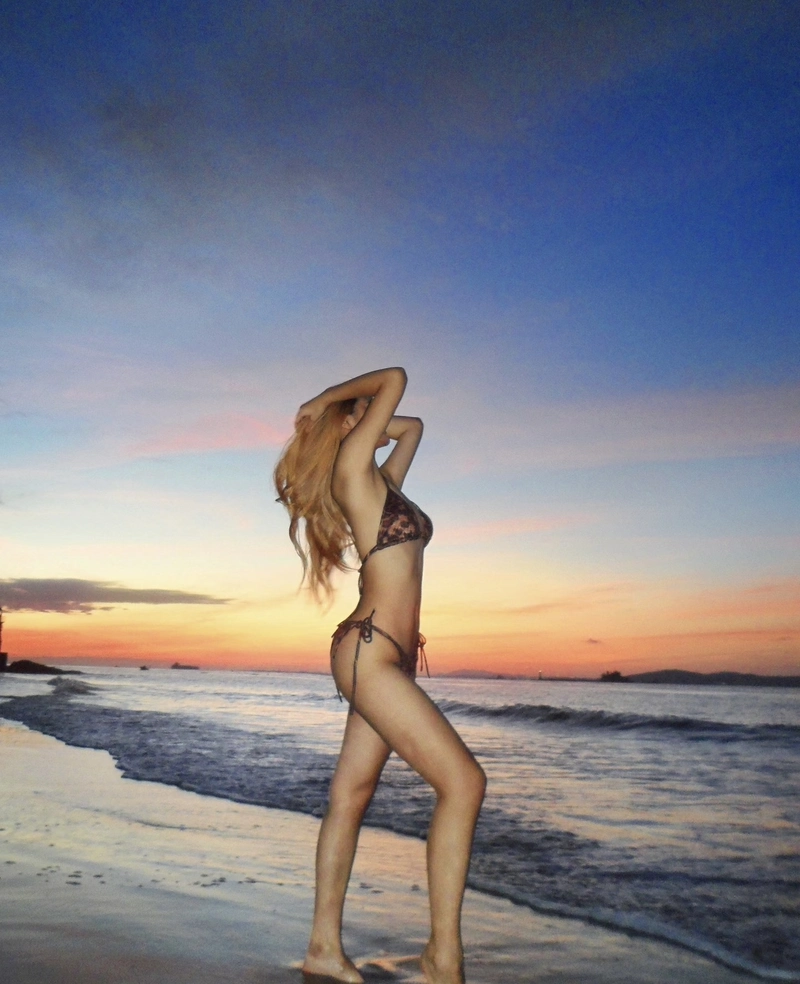 Hình ảnh gái Nga bikini dáng người gợi cảm