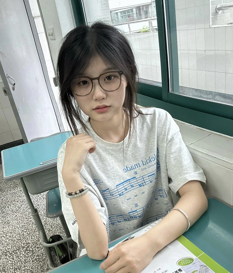 Hình ảnh gái xinh 2k10 cùng biểu cảm vui vẻ