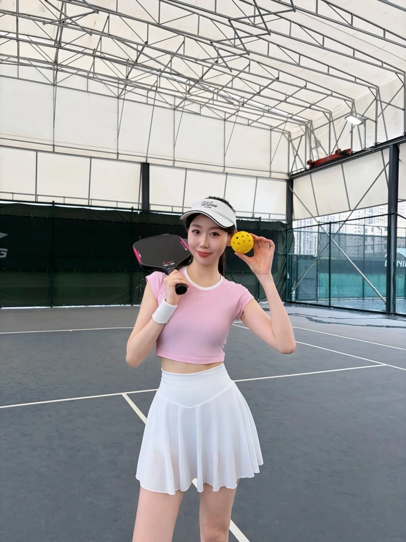 Hình ảnh gái xinh cầm vợt pickleball