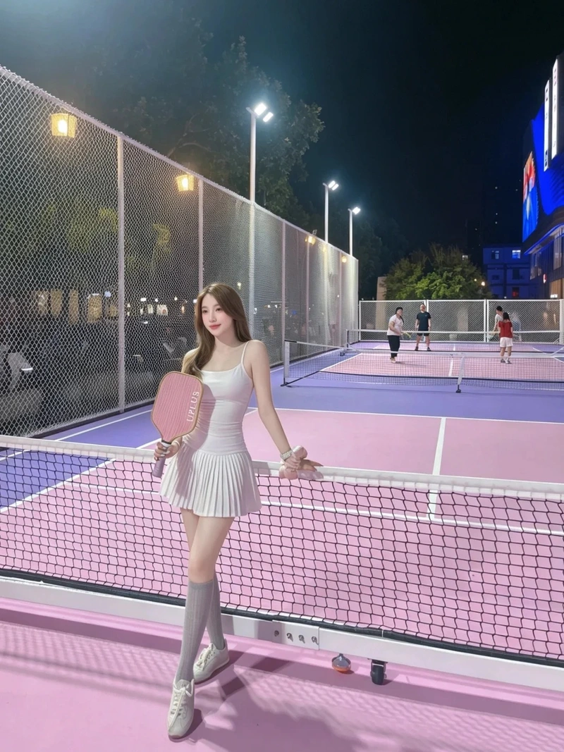 Hình ảnh gái xinh chơi pickleball tươi trẻ