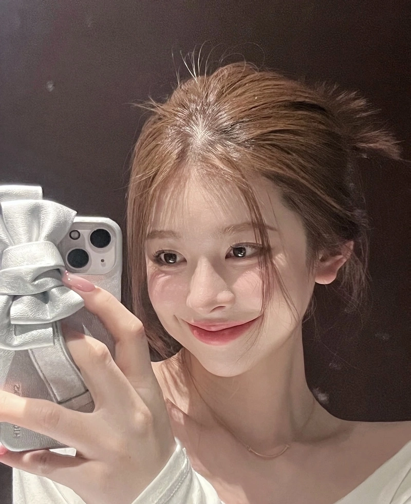 Hình ảnh gái xinh chụp trước gương nhẹ nhàng
