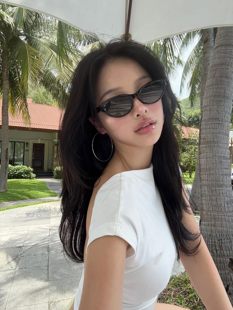 Hình ảnh gái xinh đeo kính nổi bật trẻ trung