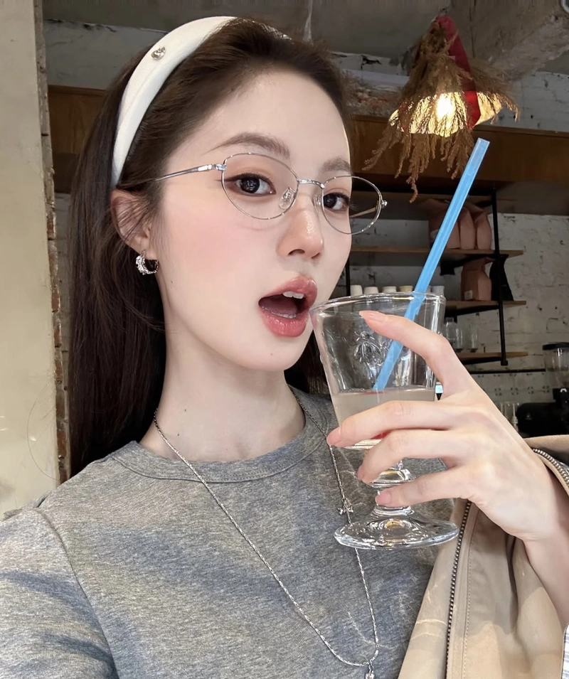 Hình ảnh gái xinh đeo kính rạng ngời thanh lịch