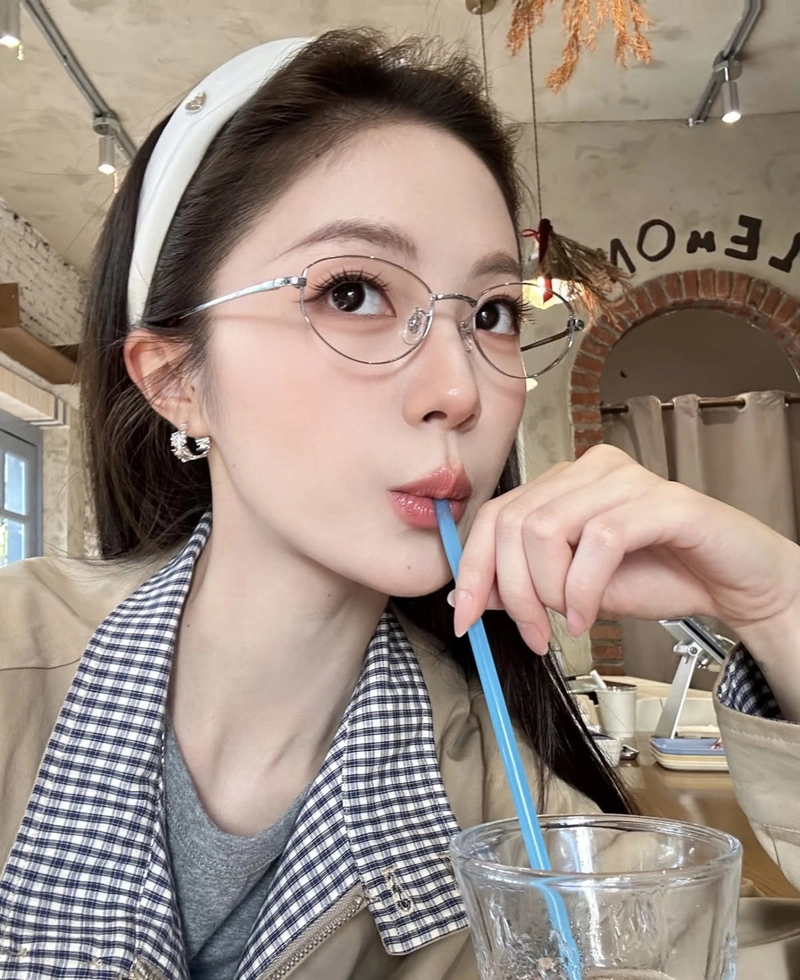 Hình ảnh gái xinh đeo kính tinh tế hài hòa