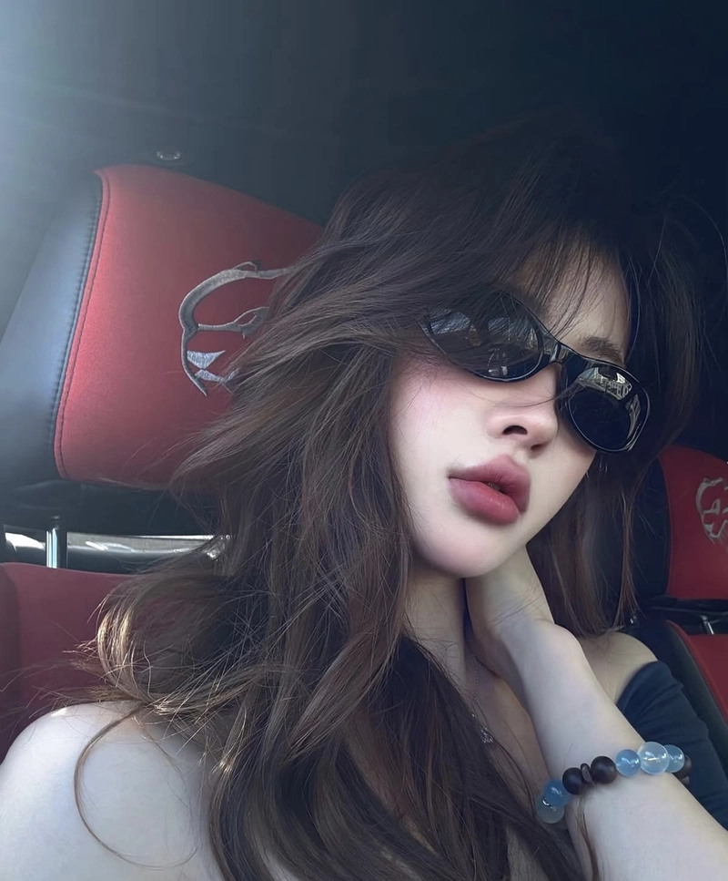 Hình ảnh gái xinh đeo kính tinh tế thanh nhã