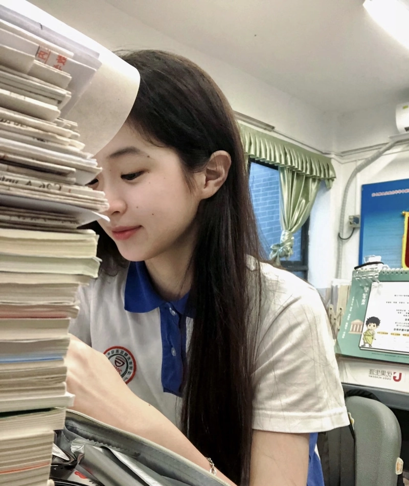 Hình ảnh gái xinh lớp 12 đầy cuốn hút