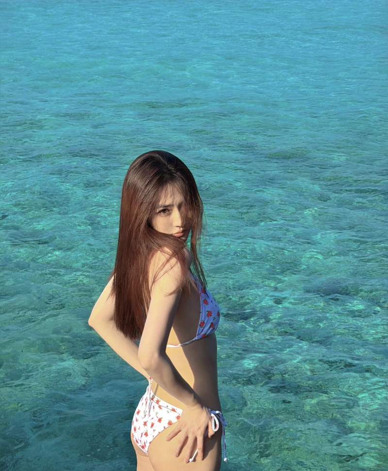 Hình ảnh gái xinh mặc bikini 2 mảnh duyên dáng